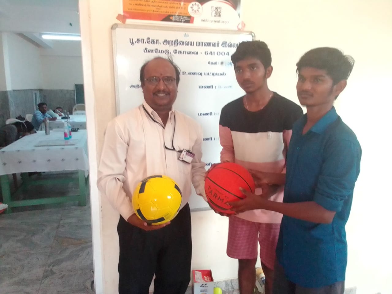 Dr.Ramanathan principal of PSG pharmacy college donated sports goods